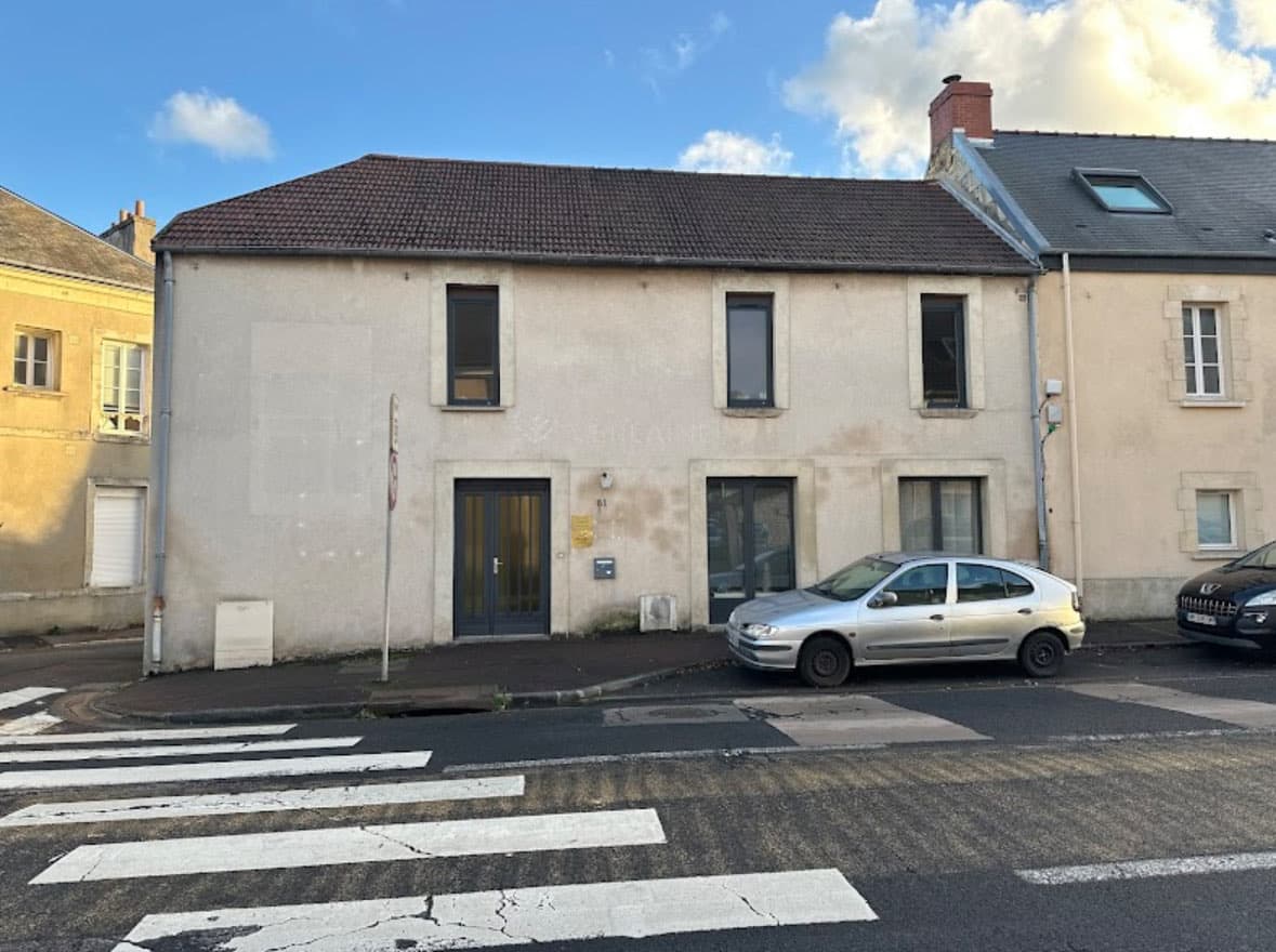 Façade du cabinet au 81 route de Bretagne, vue depuis la rue
