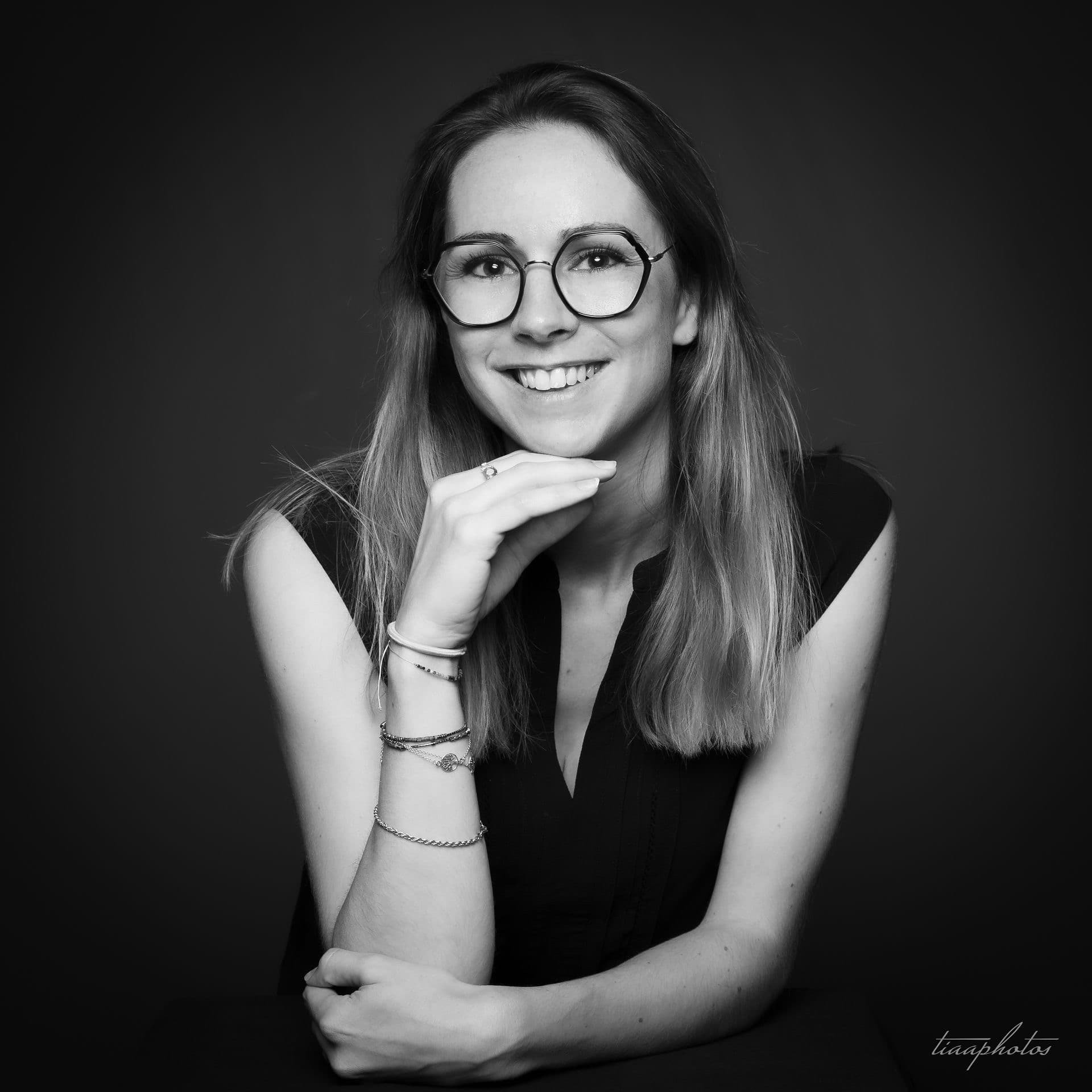 Portrait d’Eva Trehet en noir et blanc