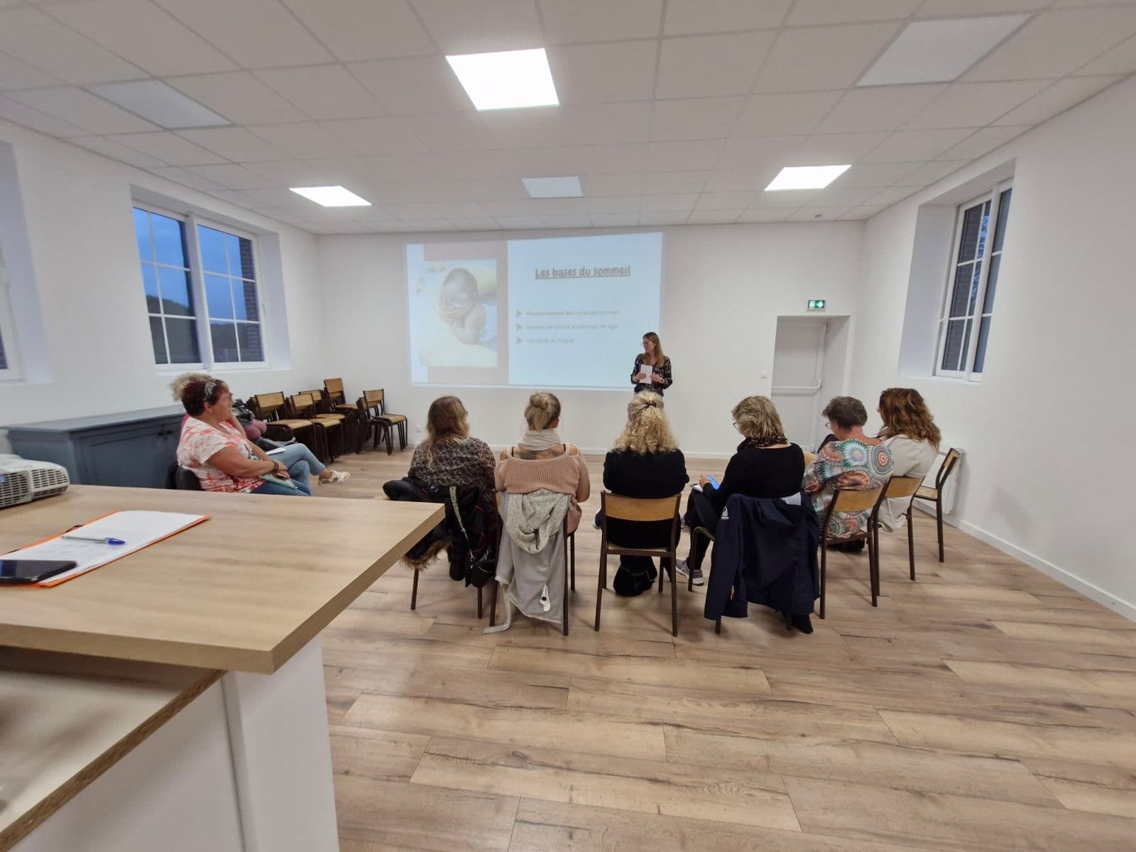 Professionnelles réunies pendant une présentation d’Eva