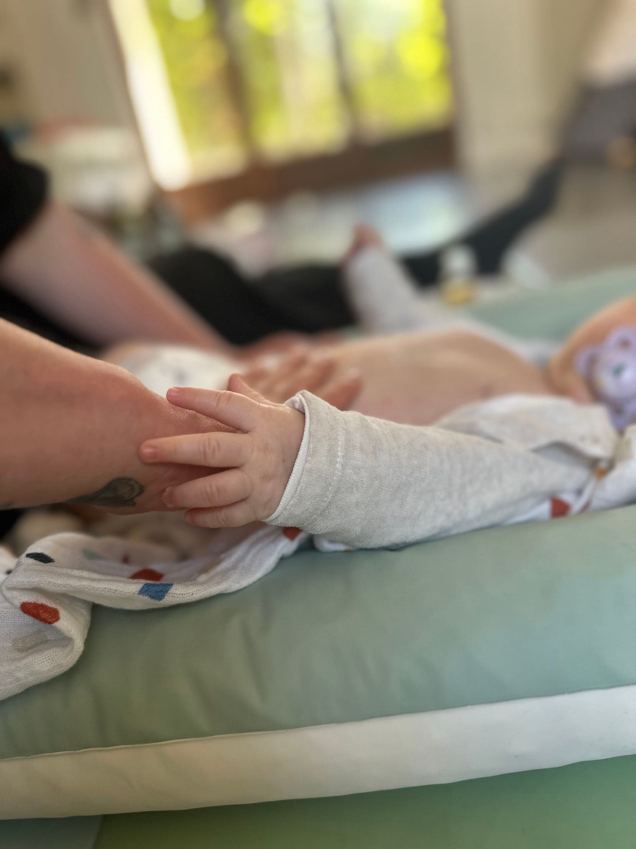 Un bébé crée le contact pendant un atelier massage