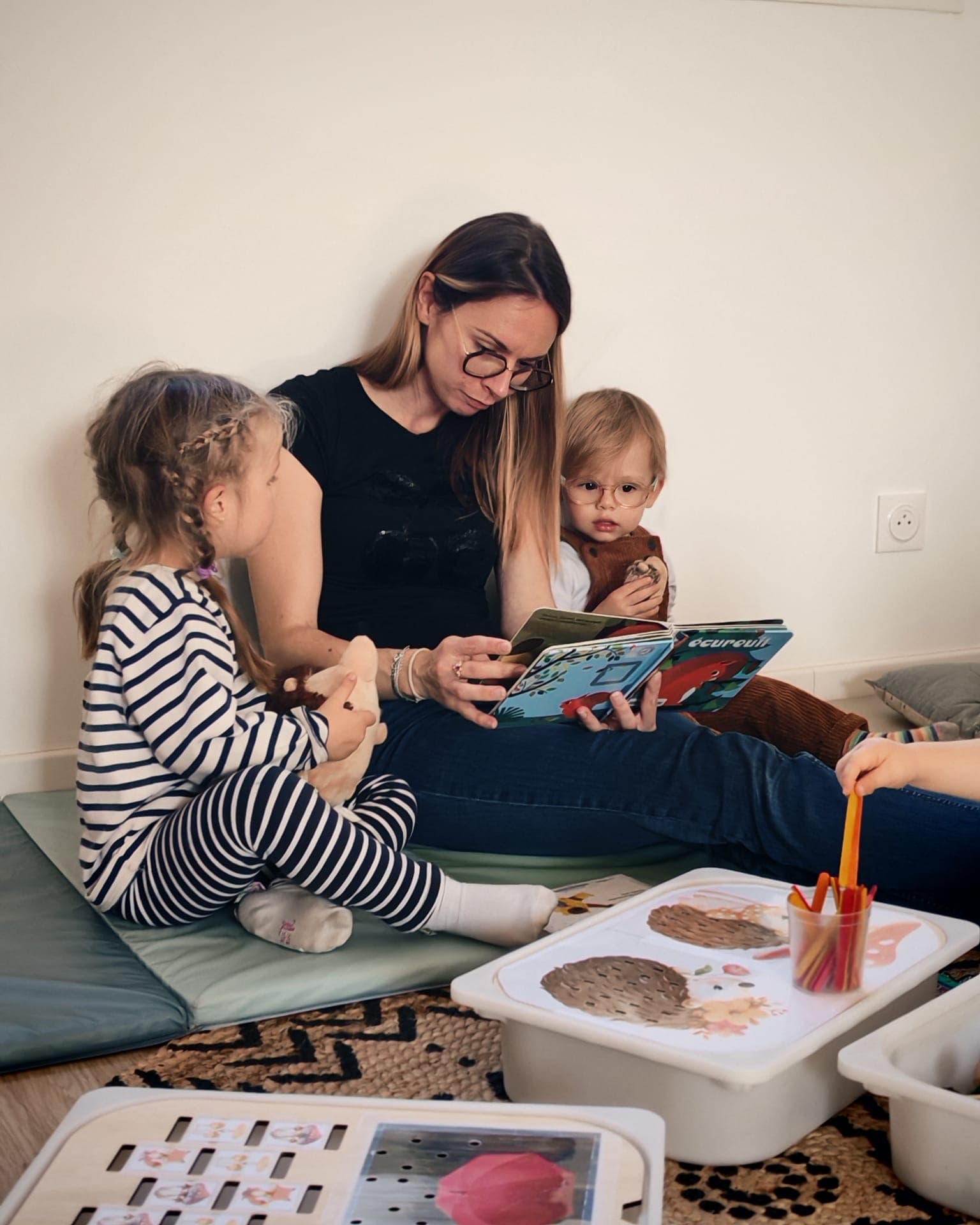 Eva partage un temps de lecture avec plusieurs enfants