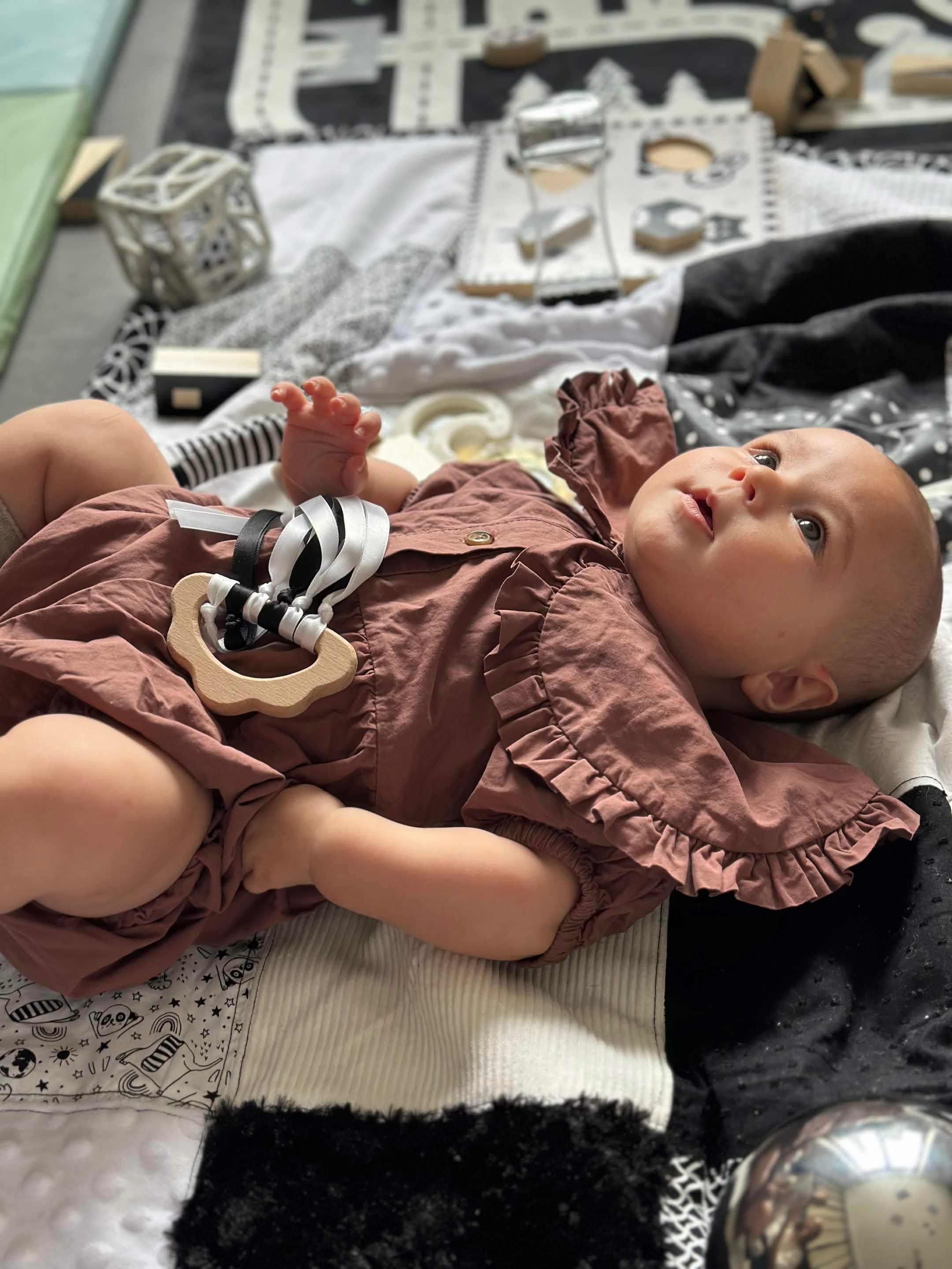 Bébé découvre les matières et les contrastes de l’atelier noir et blanc
