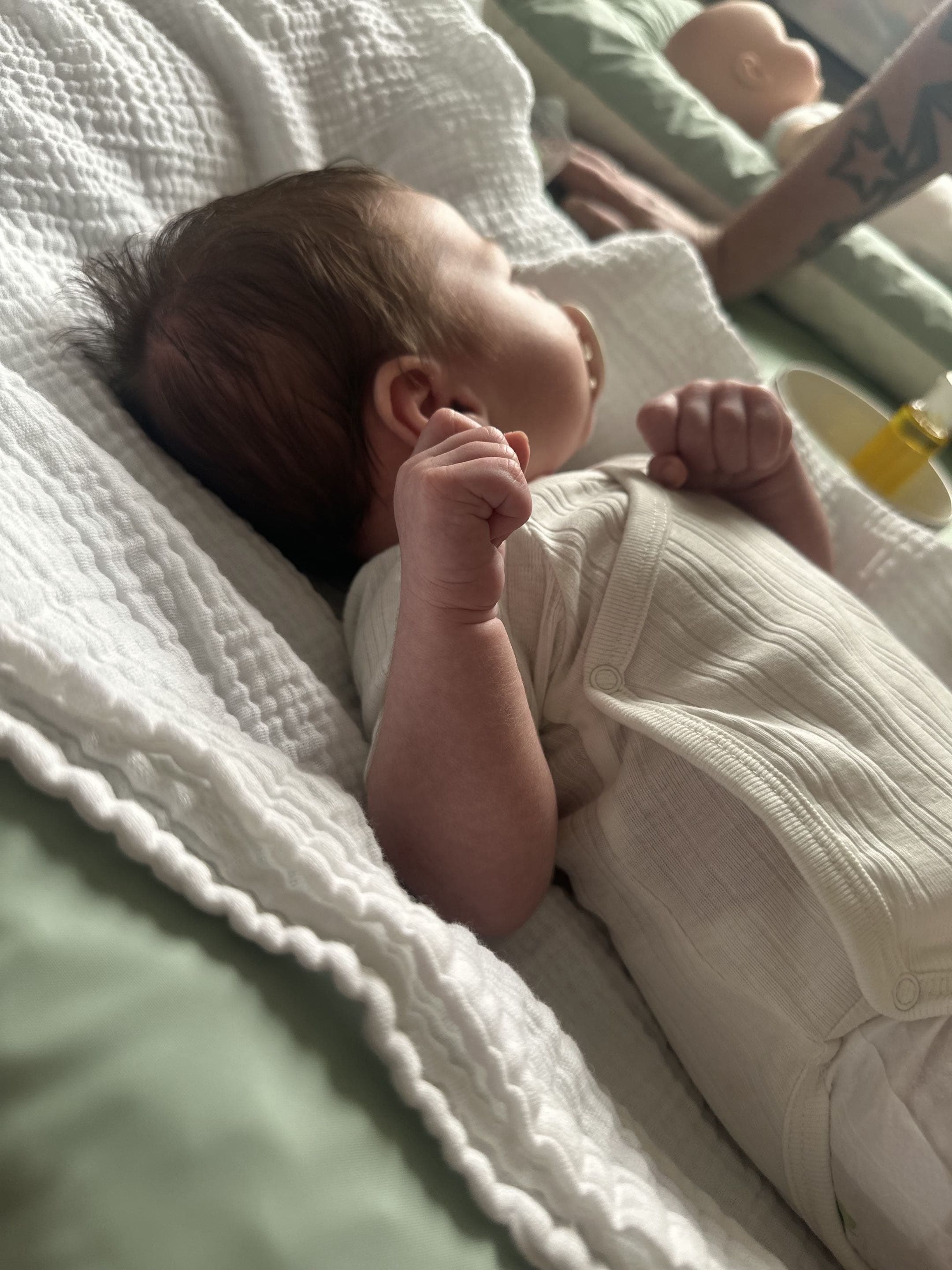 Bébé détendu pendant une séance de massage