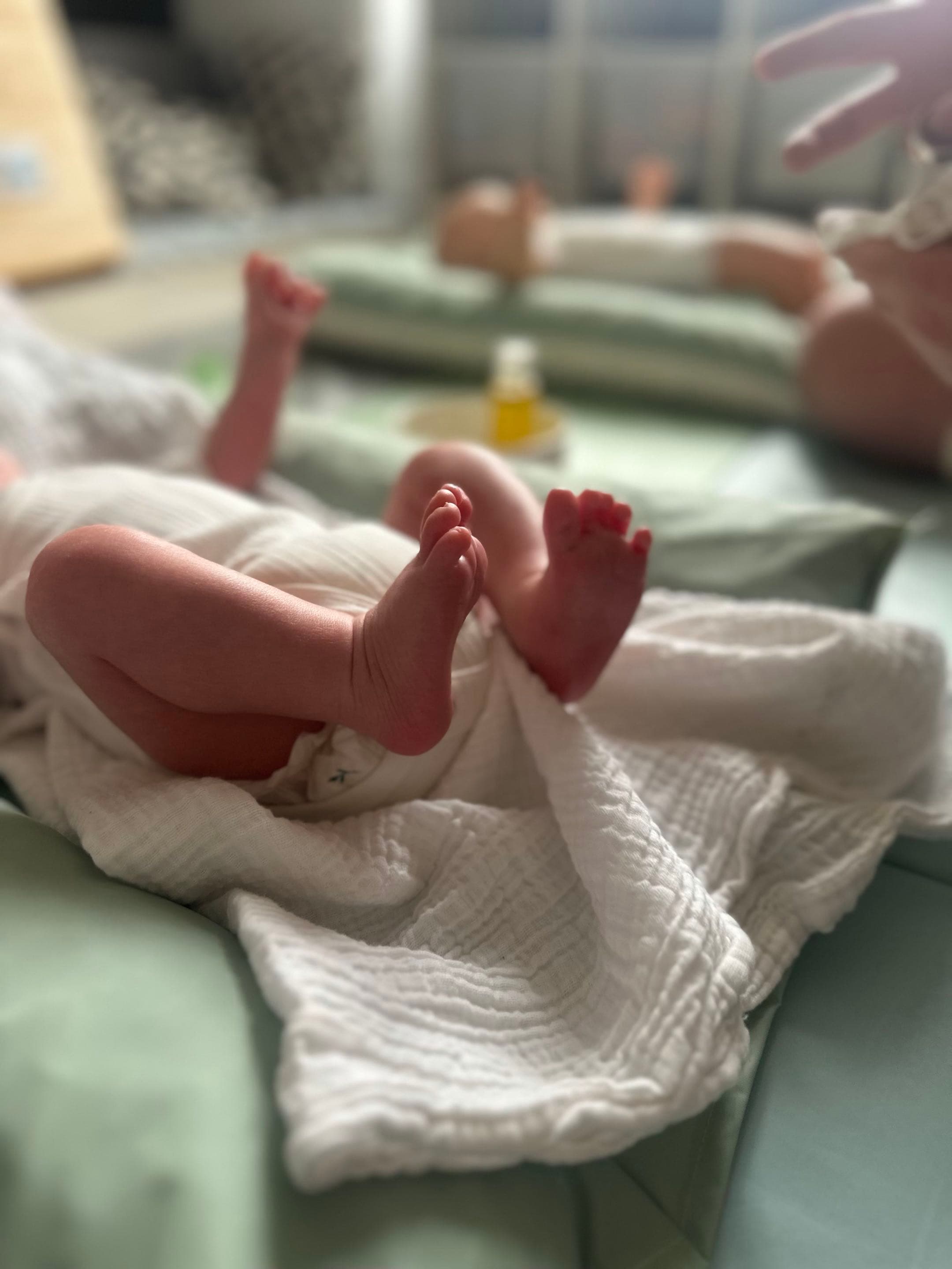 Petits pieds de bébé après le massage